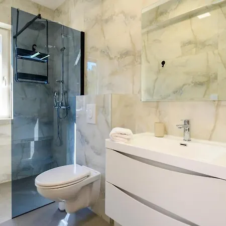 Dida Bozo By Guide Villa