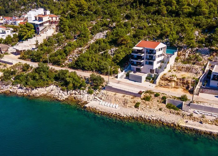 Dida Bozo By Guide Villa Blace